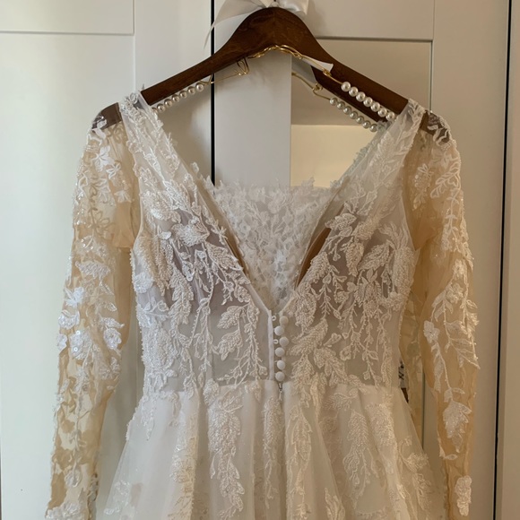 Wedding Dress with veil - Picture 5 of 6